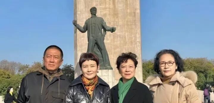 四位老戏骨，能全部认出的说明你的眼睛太毒辣了。我认出了三位，从右到左依次是：宋晓
