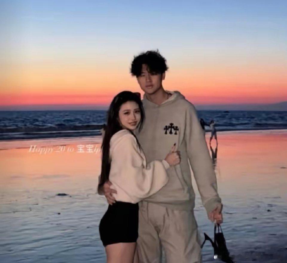 有网友问葛荟婕知不知道小苹果谈恋爱了？对小苹果谈恋爱有什么看法？葛荟婕说：“我看