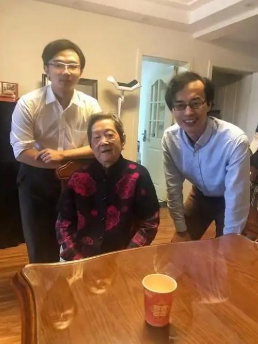 广州一位退休教师把房子租给了三个送快递的年轻人，租金9年没涨九年，广州的房租