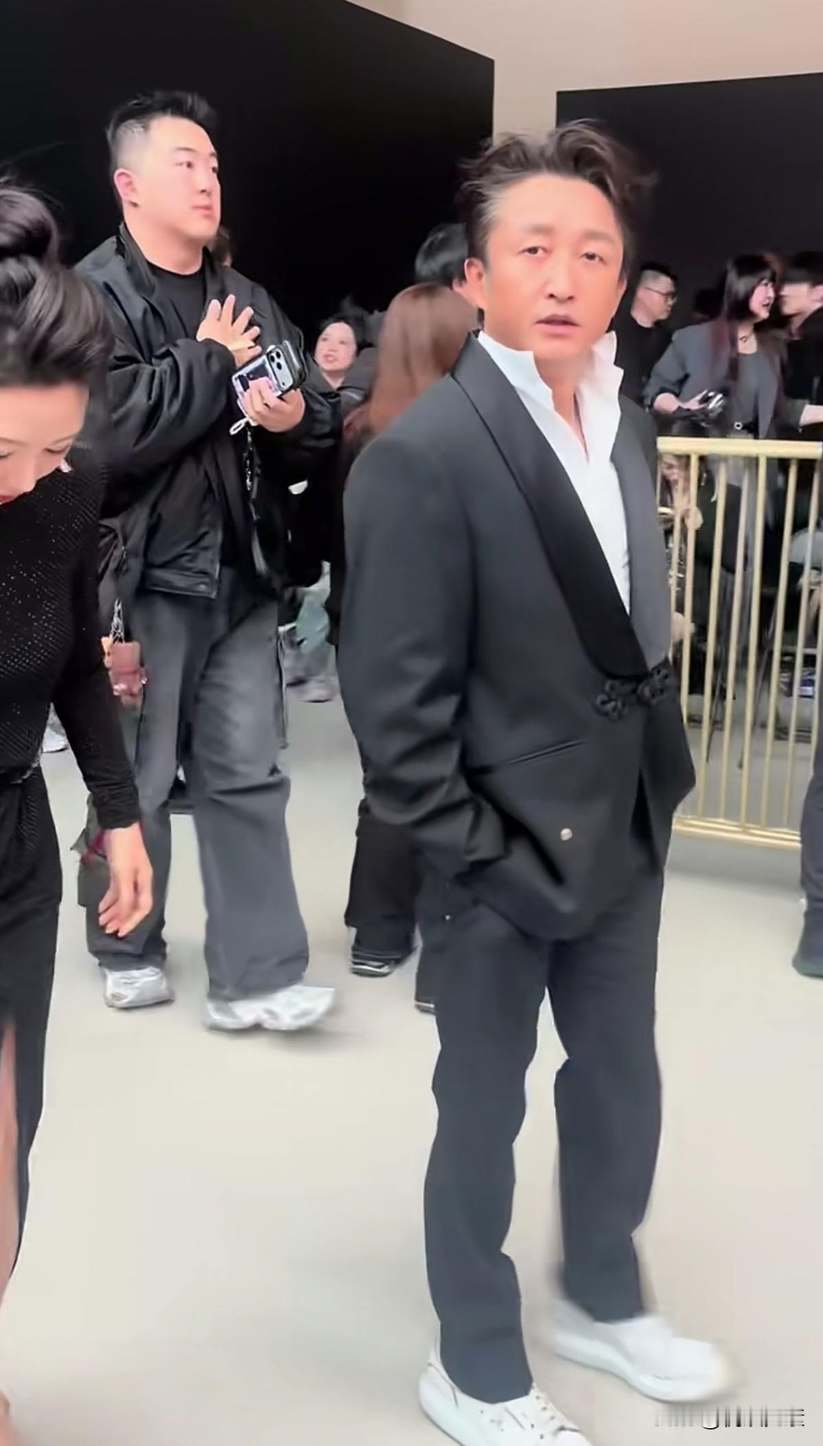 拳王邹市明现在虽然经济状况不佳，然而王者气质还在。拳王霸气凌厉的眼神，依然