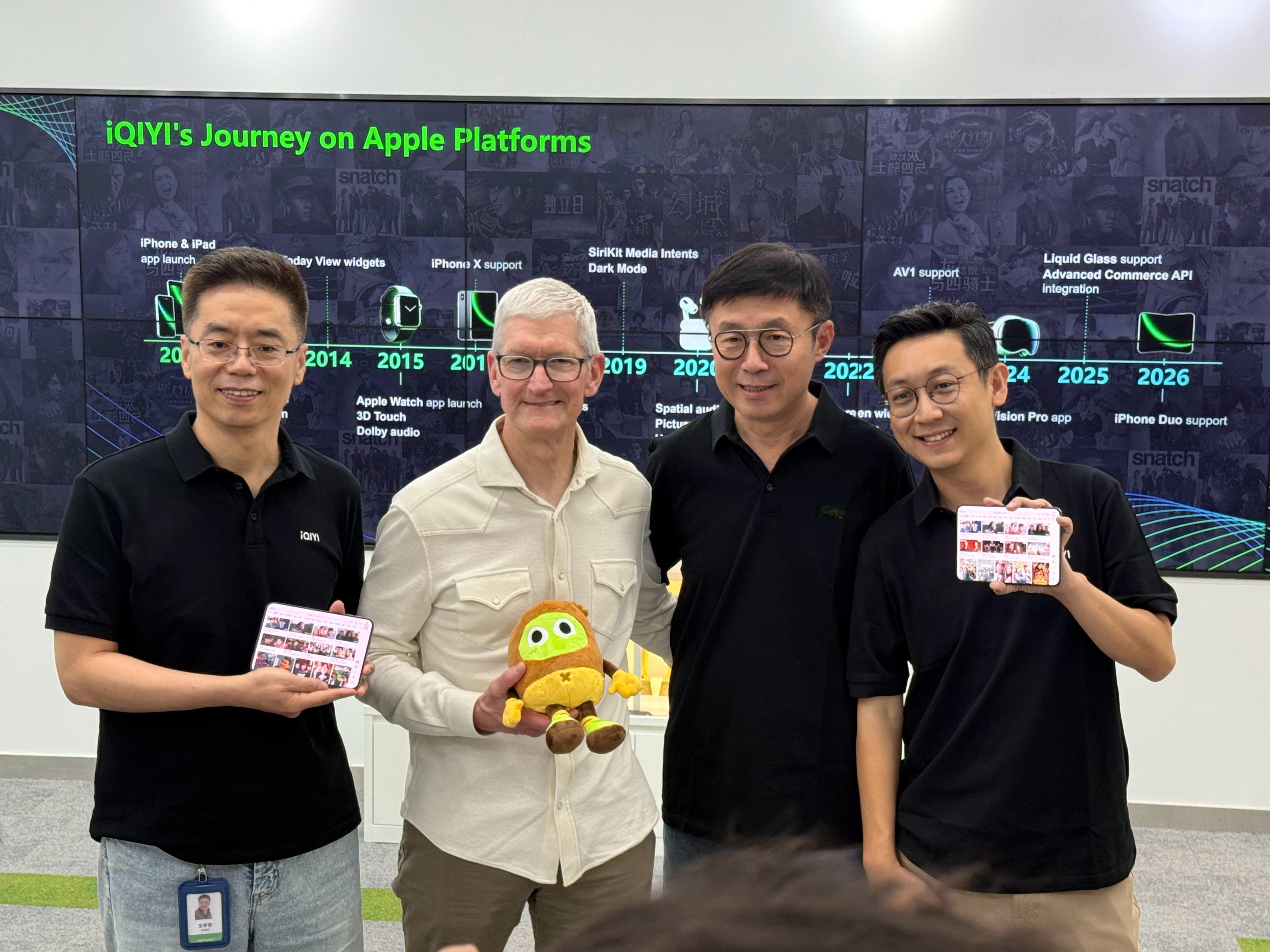库克来爱奇艺串门了！😂说时迟那时快，爱奇艺的伙伴掏出iPhoneDuo，框框一通演示爱奇艺App针