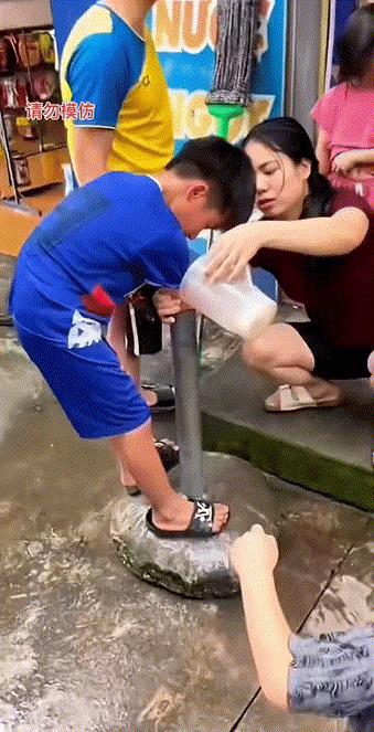 两个大人还挺开心的。无语！网友：管子下面钻个孔，先排空气压力，再一斤花生油解决