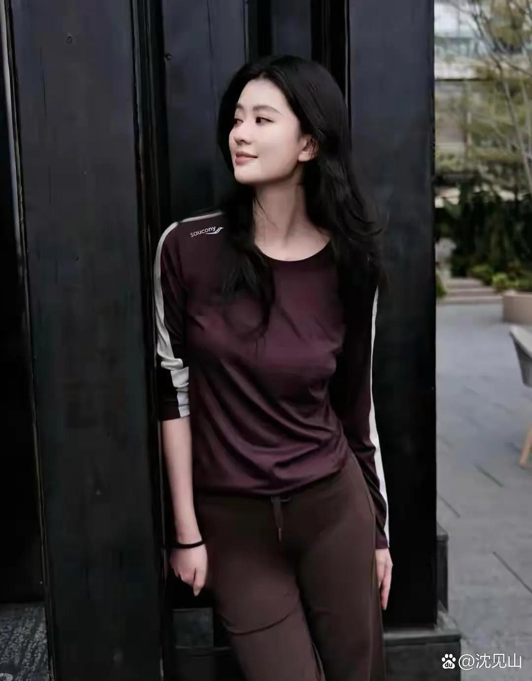 乔欣美到犯规！两种风格切换自如💥卡其色工装裙温柔又复古，酒红运动装休闲又显活