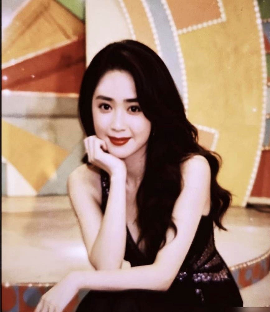 “这俩谁更美？”当年探班《唐太宗李世民》，记者抛出这道送命题，林俊贤脱口而出：“傅艺伟更美，戏更好。