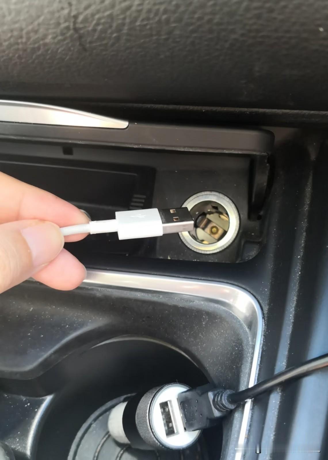 汽车点烟器为啥永不取消？多数车主都被骗了，真正用处太关键！说实话啊，现在开