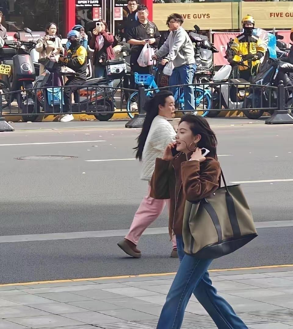 偶遇章⁠若楠你﻿⁠‏就能明白，⁠﻿明﻿星那⁠⁠种淡﻿‎颜长相，在现实里给人的视‏
