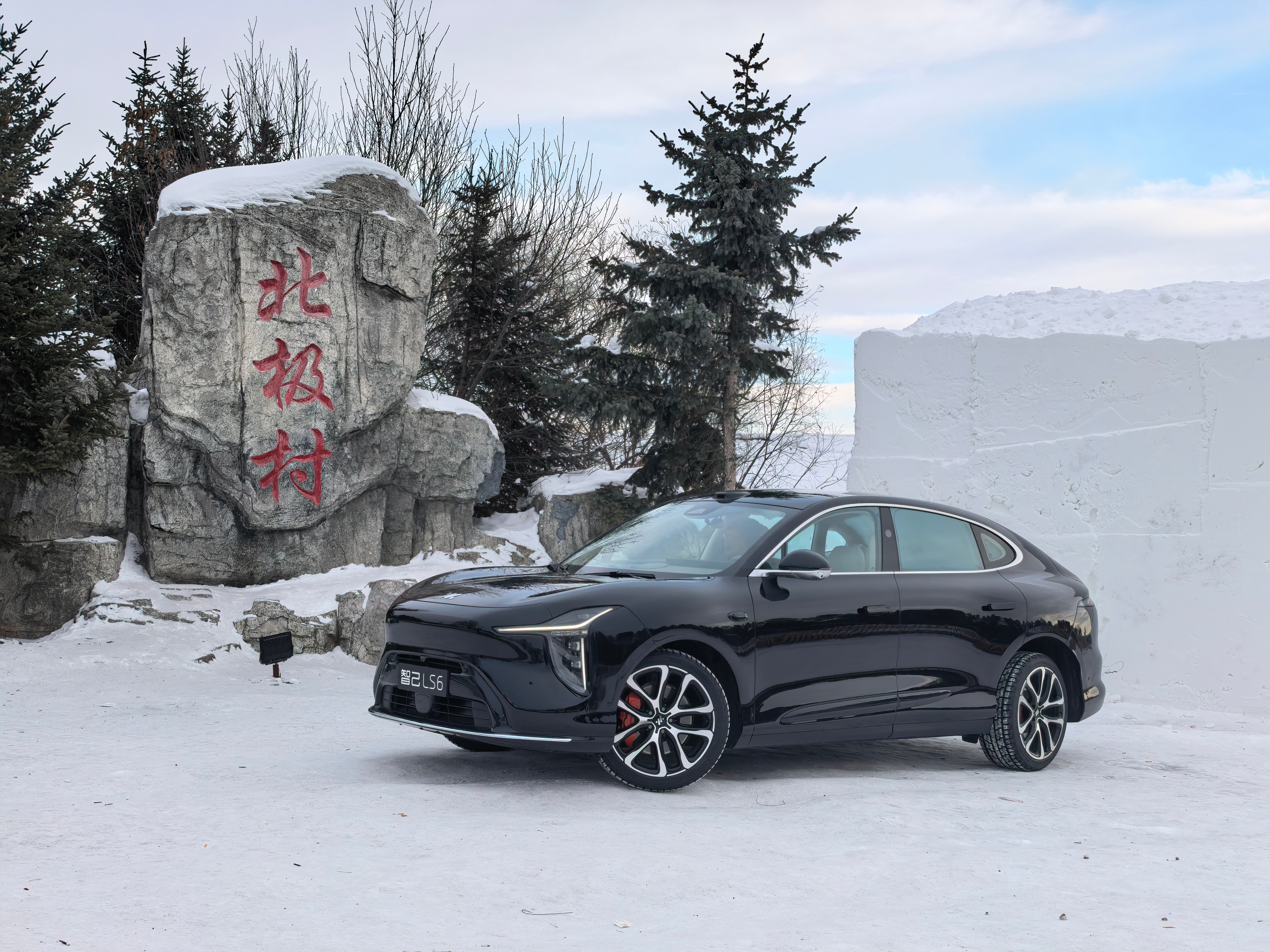 昨天开LS6走错路了误闯禁区，雪壳深达30cm昨天的此时此刻，如图456