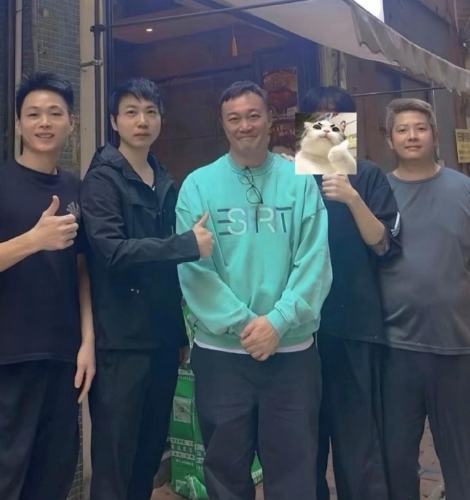 51岁陈奕迅在香港中环一家老牌餐馆吃午餐，他的穿衣打扮朴素，头发都没梳，整个人看