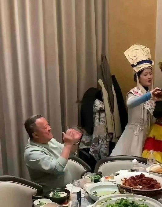 原来有钱人吃饭是这个样子的啊