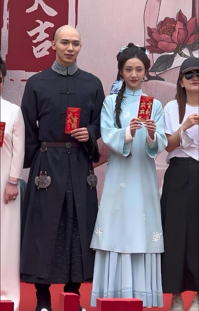 感觉她真的难爆了，都落到拍短剧的地步了