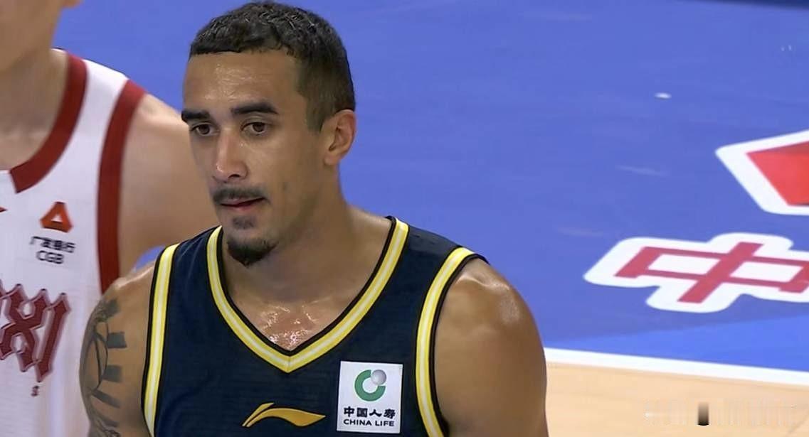 奎因怎么越打越大番薯化了？进攻没三分就算了，防守还全是眼神防守？这从正负值就