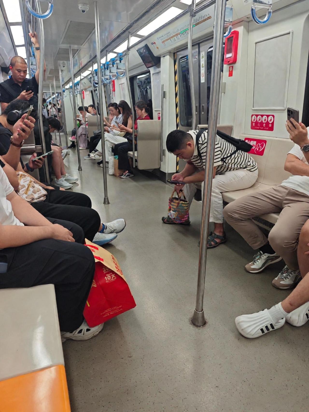 晚上9:30的地铁里还有这么多为生活奔波的人
