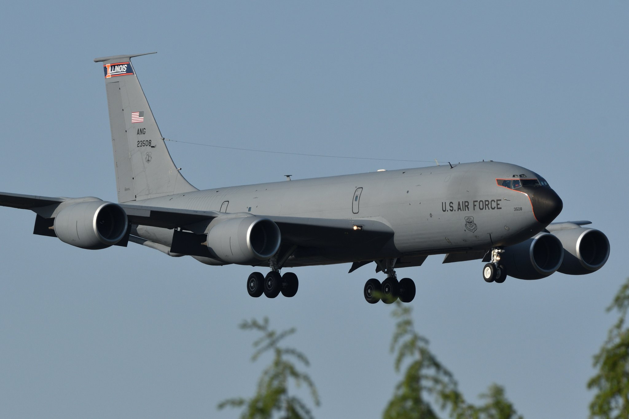 飞临横田基地的KC-135R​​​