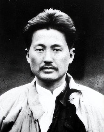 1950年10月，方志敏烈士遇害时所在监狱的典狱长凌凤梧正在接受审判，关键时刻他