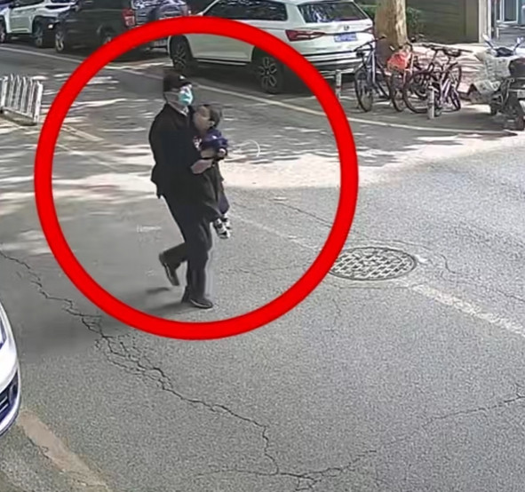 清华女博士2岁幼子遭7个蒙面人抱走