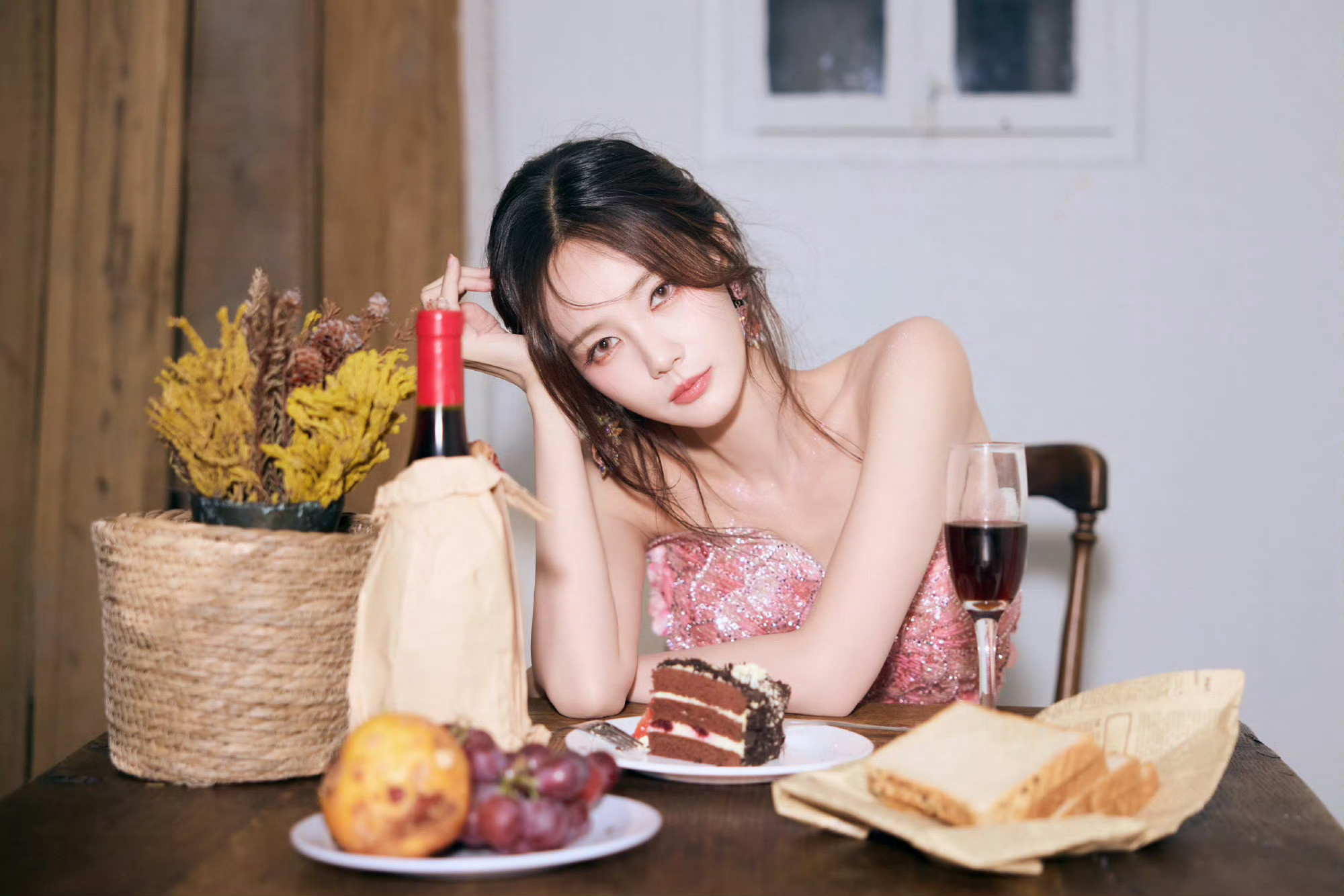 李一桐这一套可以说每一张都是绝美!!而且眼妆&眼神特别的迷人~