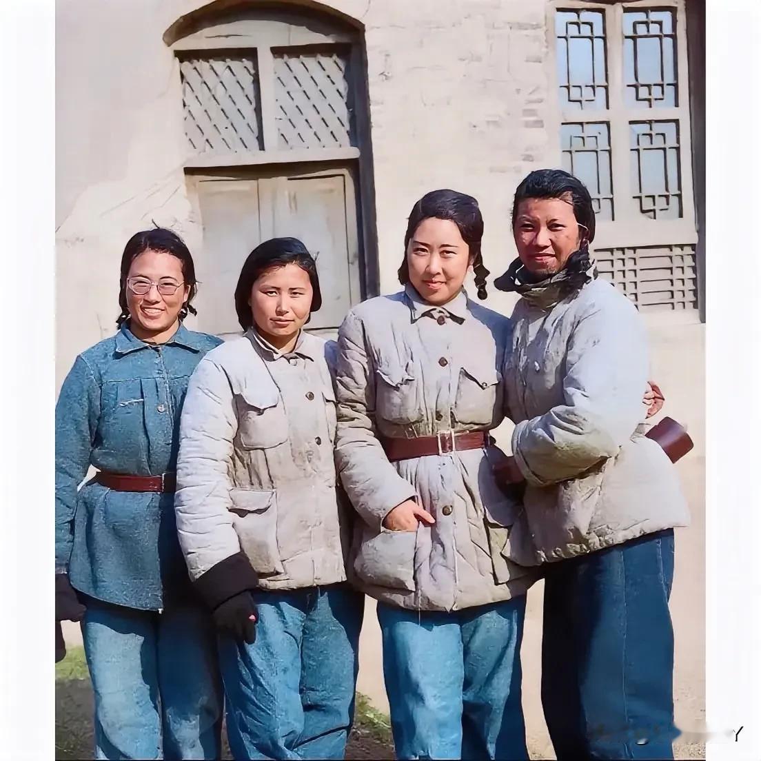 这张珍贵的老照片拍摄于1947年的延安，这才是她们四人年轻时的真实貌相，并非演员