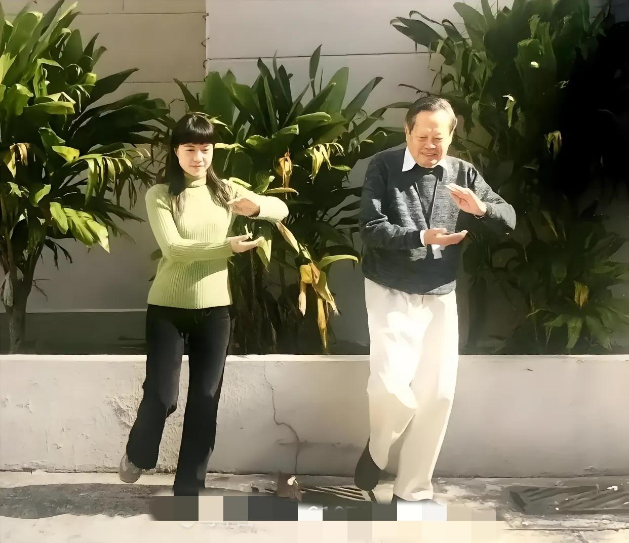 翁帆说过,杨先生曾做了两件事情让她非常感动。有一回在日本,早上翁帆病了,头晕、肚