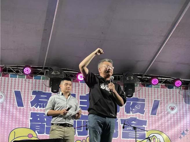 726罢免投票前夕，中部8个罢免团体25日晚间在台中东区建成路与振兴路口举办「为