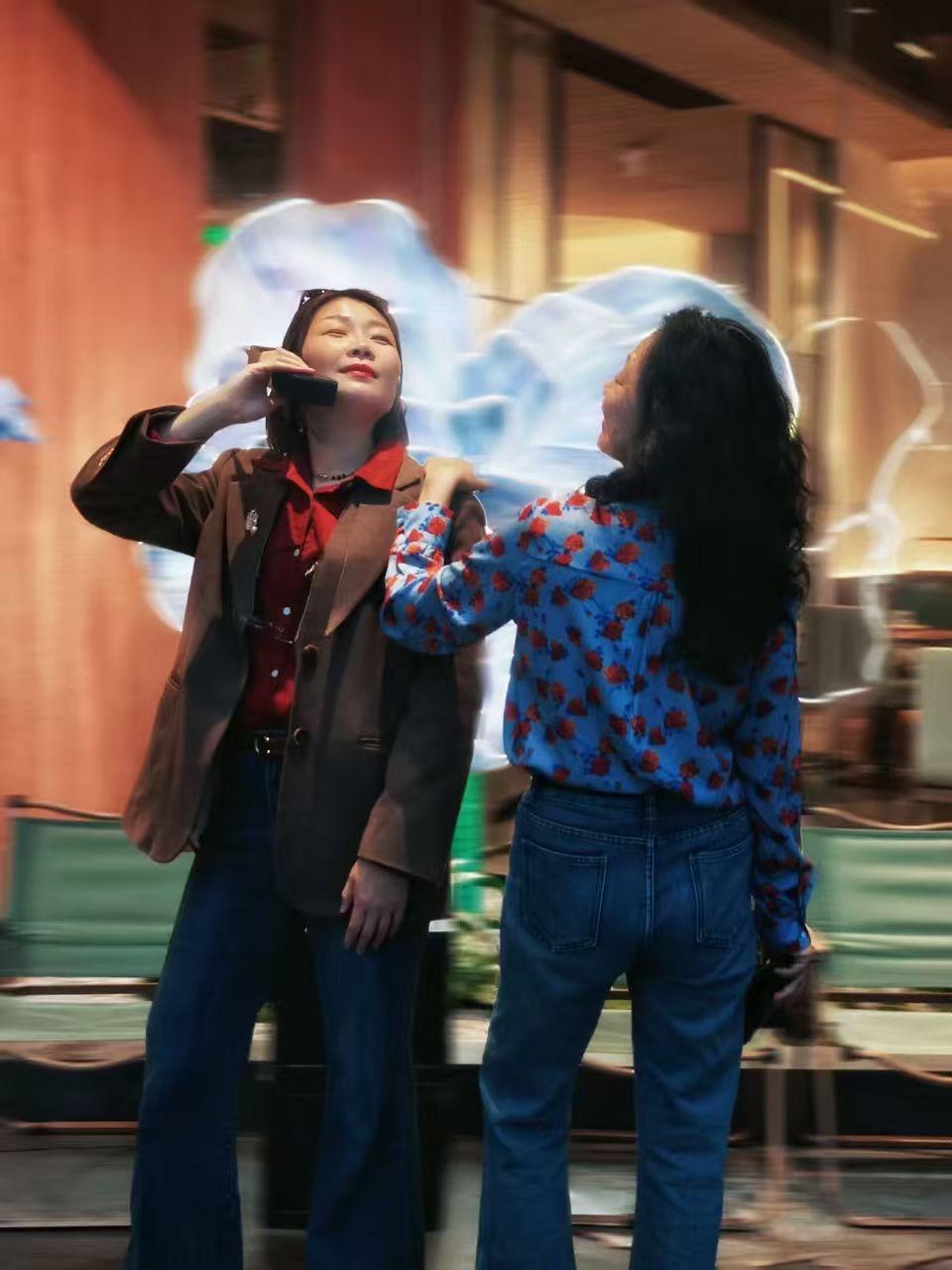 我们单位有一个大姐，活的太通透了。她老公在外做生意早有人了，一年到头不回家，婚