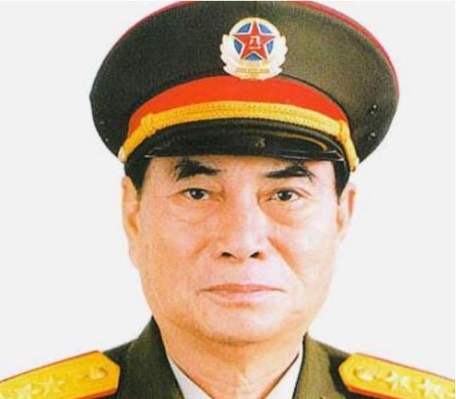 1996年时任中央军委副主席的张万年来到山西视察，在饭桌上他听到了一名部队领导的