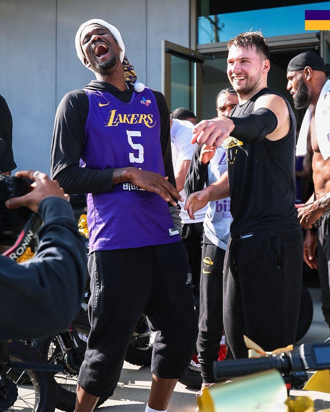 东契奇送给湖人队球员和工作人员100多辆电动自行车！让他们惊喜不已🎅🏼