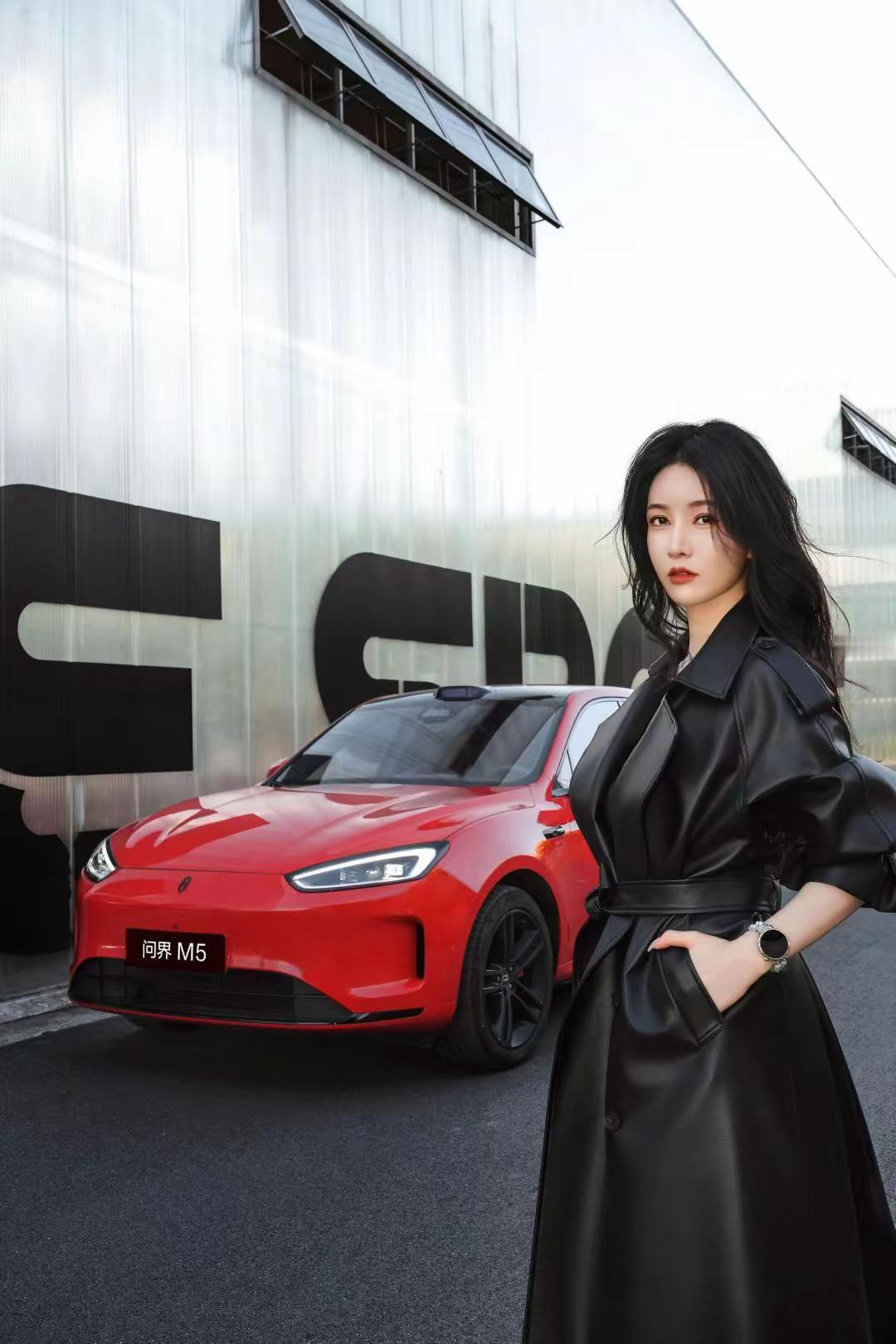 邂逅都市光影，流动的红色艺术，写下最动人的型格宣言，每一帧都是行走的电影画面。挡