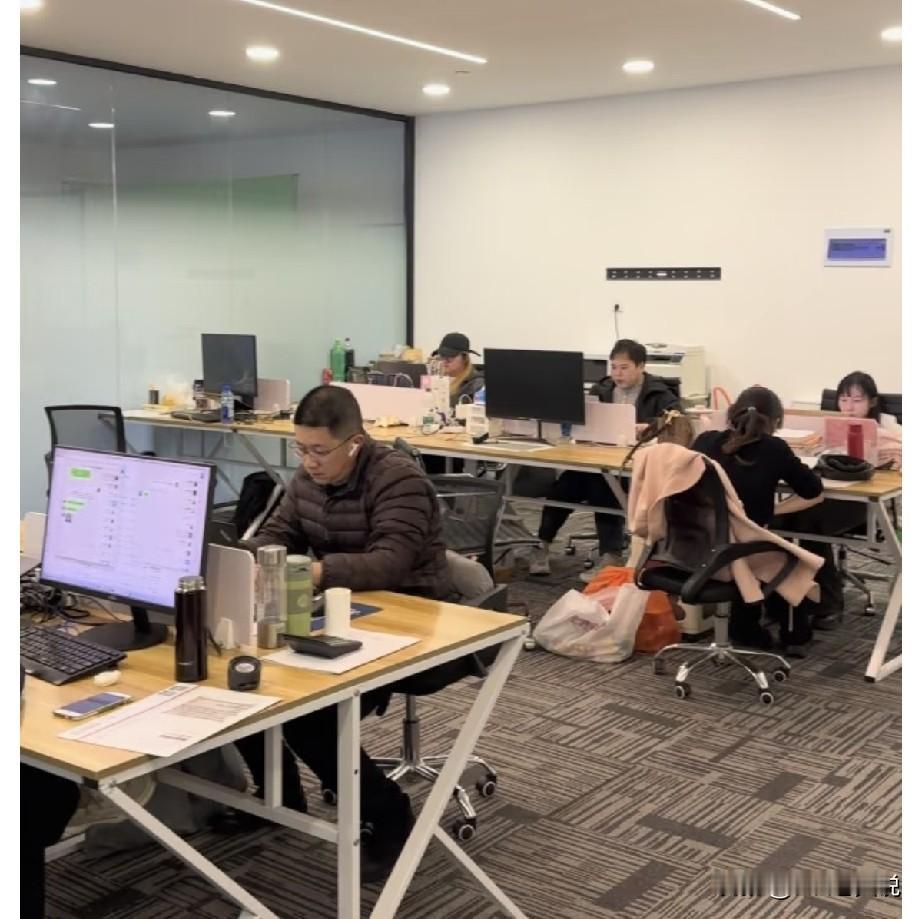 本周开会，招聘hr提出了一个大胆且新颖的想法：给每个来公司面试的求职者（车间工人