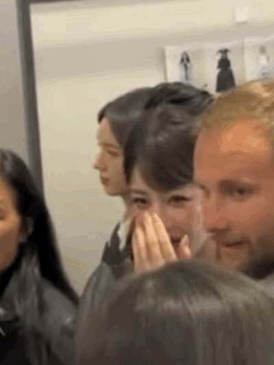 难怪王诗龄李湘都不喜欢周也，这丫头看起来太傲了，还对迪丽热巴翻白眼🙄周也粉丝