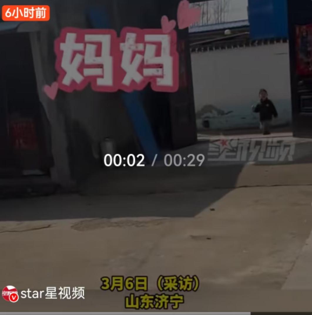 3岁男孩“吃席”自带任务，一趟趟往返只为投喂妈妈，网友：这哪里是孩子，分明是来报