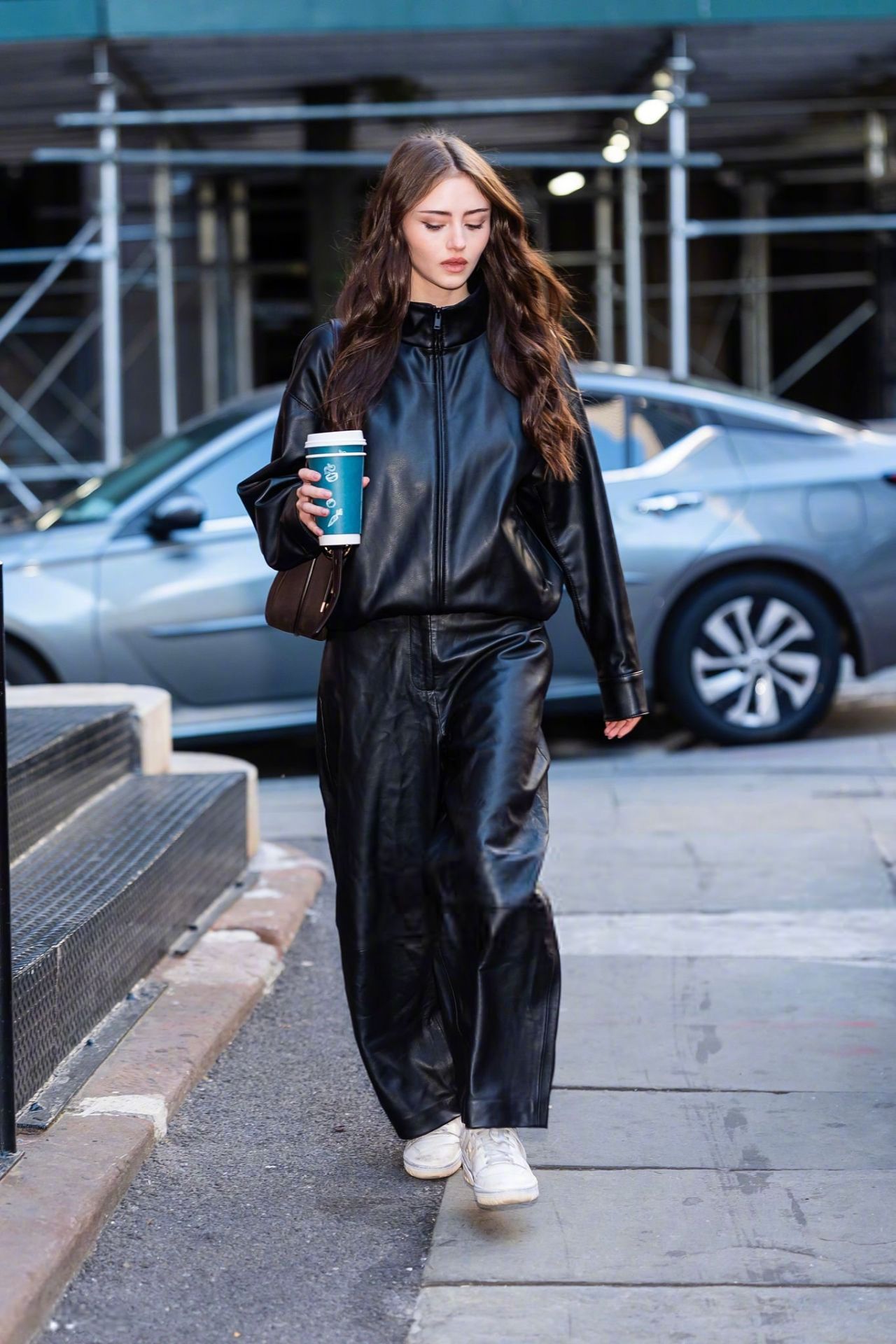 星二代莱妮·克鲁姆现身纽约市金融区的街拍。一身黑色皮衣很酷，肩背的好像是Mich