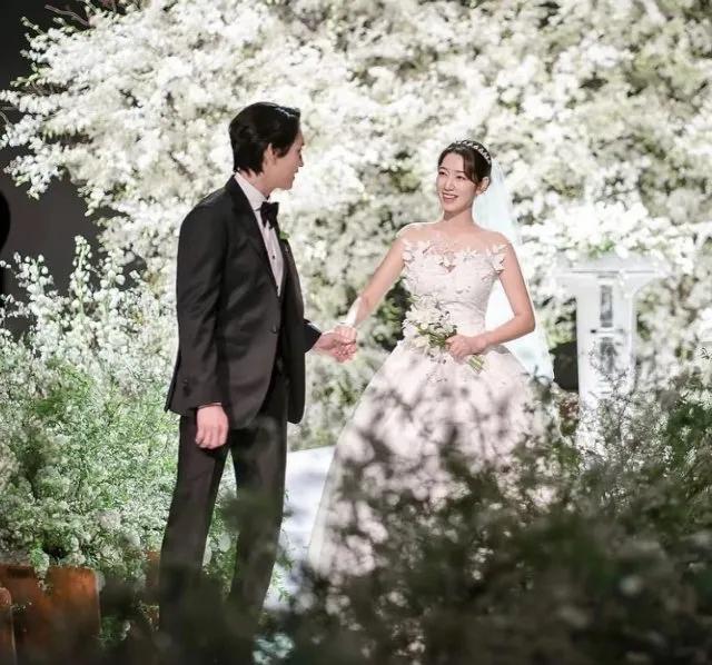 朴信惠崔泰俊官宣怀二胎。4月14日，朴信惠、崔泰俊夫妇宣布怀二胎，将于今年秋