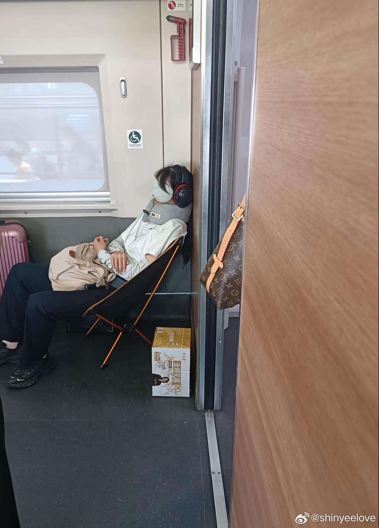 在高铁上看到这个人的整套装备，才发现出行经验极需积累，还是得向年轻人学习。​​