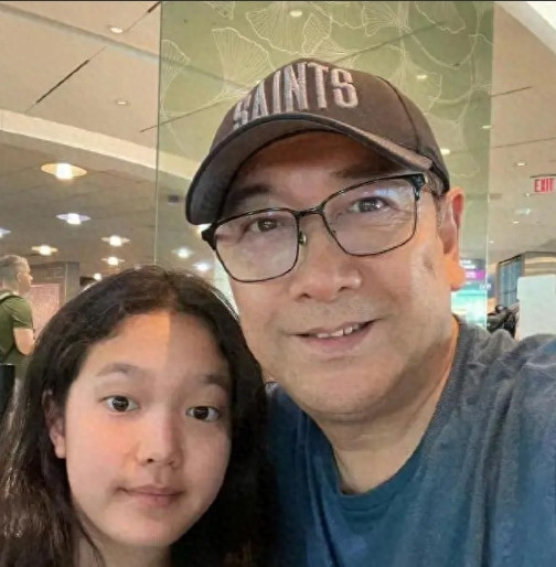 央视一哥水均益，曾惨遭全网谩骂，如今终于回国了，手持祖国护照，龙凤胎罕见露面，气