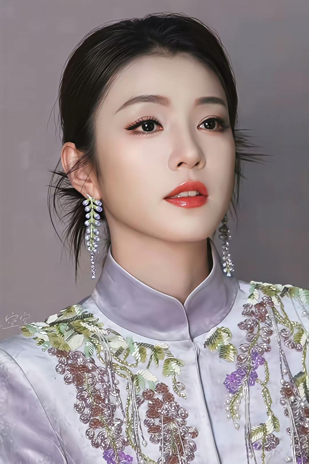 李云霄电影的东方美女，一举一动中，都透着优雅。她美若天仙！恰似出水芙蓉般清新