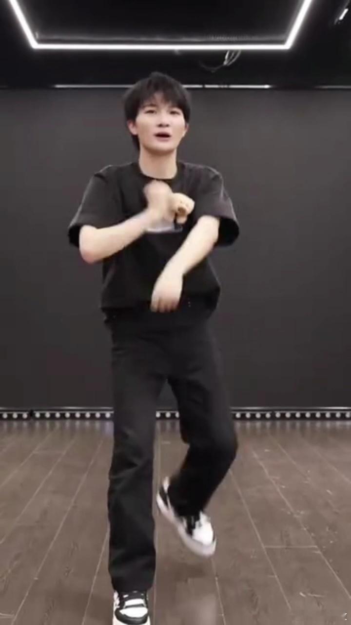 周深追不上伴舞气笑了周深的舞蹈细胞，大概和我的早起基因一样稀缺！现场那魔性舞姿
