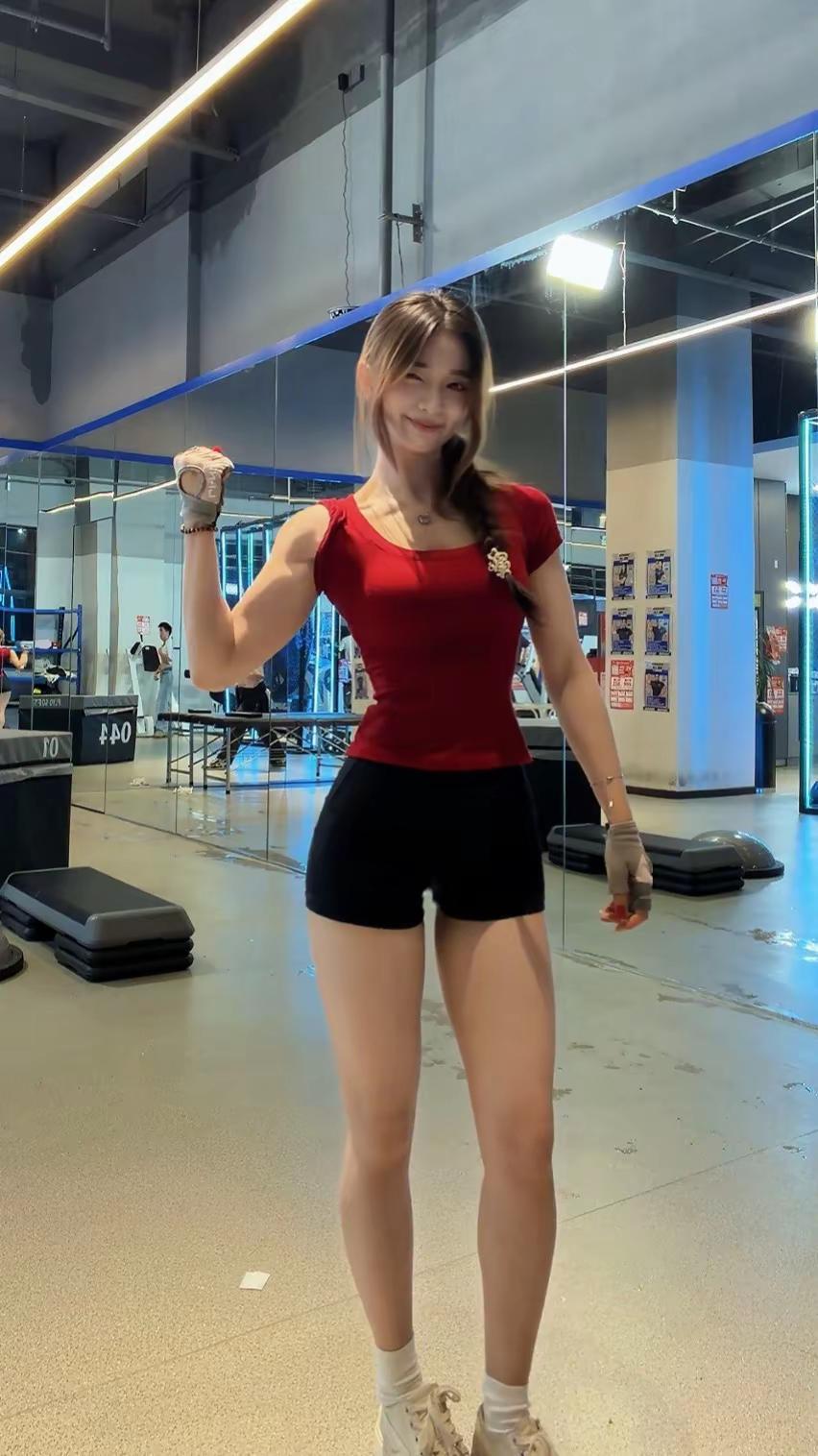 以后摆拍完再练了头发好油😭健身日常