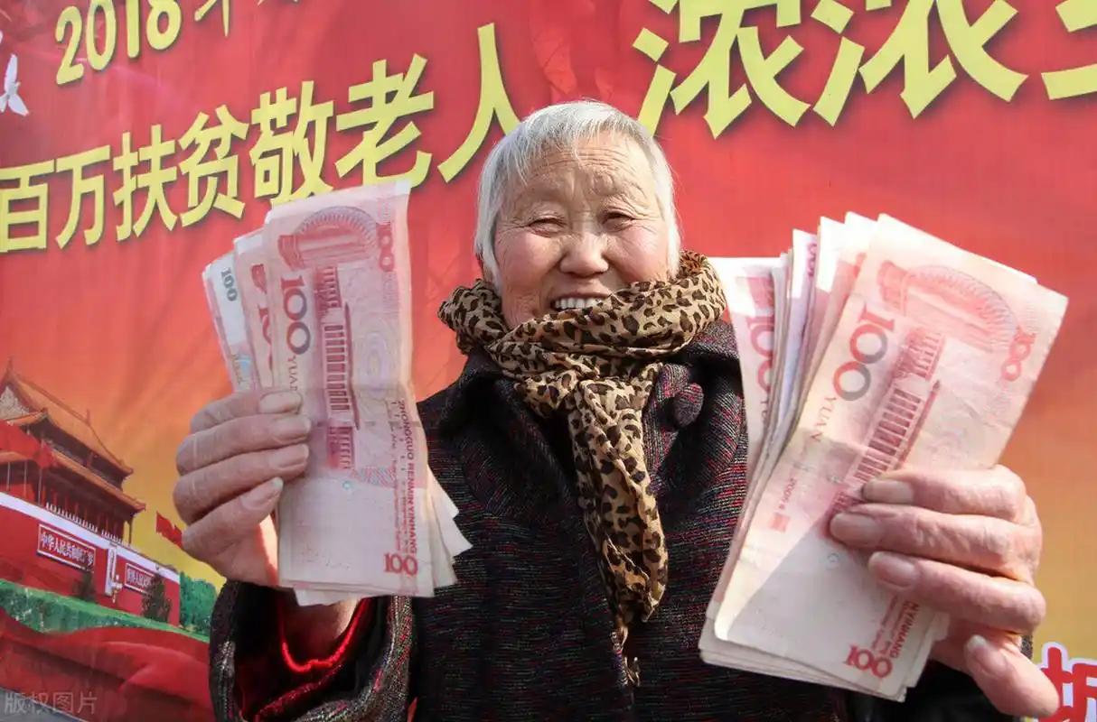 连涨了21年，但是第22次，今年迟迟未有消息，就在大众热议养老金涨不涨之际，人社