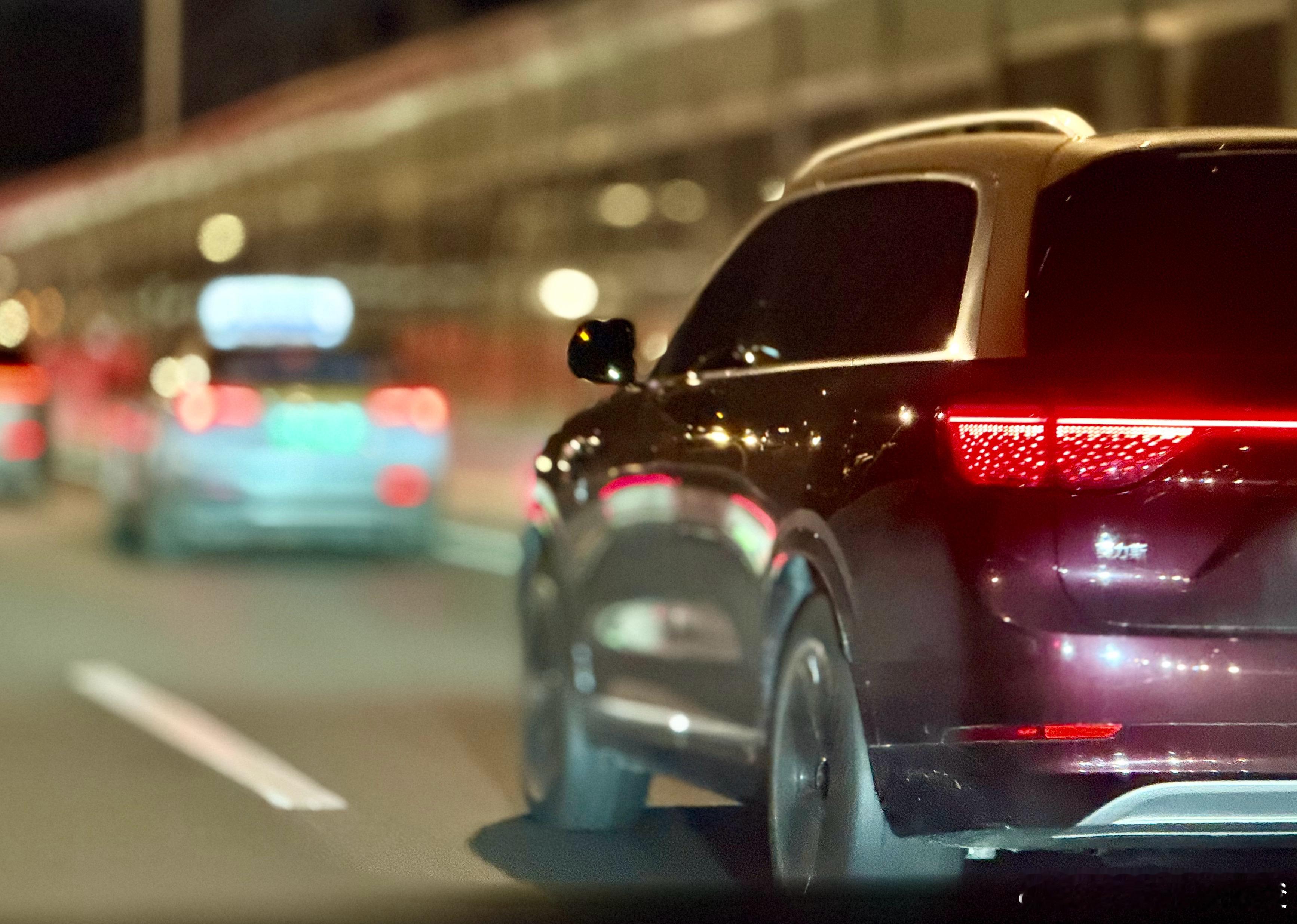 马路上随手拍到的问界M9，尾灯挺好看的，车流中辩识度很高鸿蒙智行