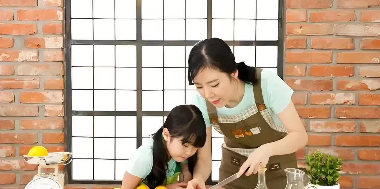 悲哀！新疆，女子做了16年家庭主妇，照顾2个孩子和公婆，连日常开销都要公婆“批准