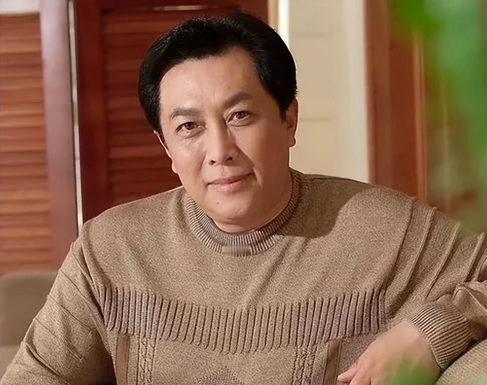 台上挥斥方遒，台下给夫人认真解释“诸葛亮为啥戴蓝美瞳”——突然觉得历史人物讲座该