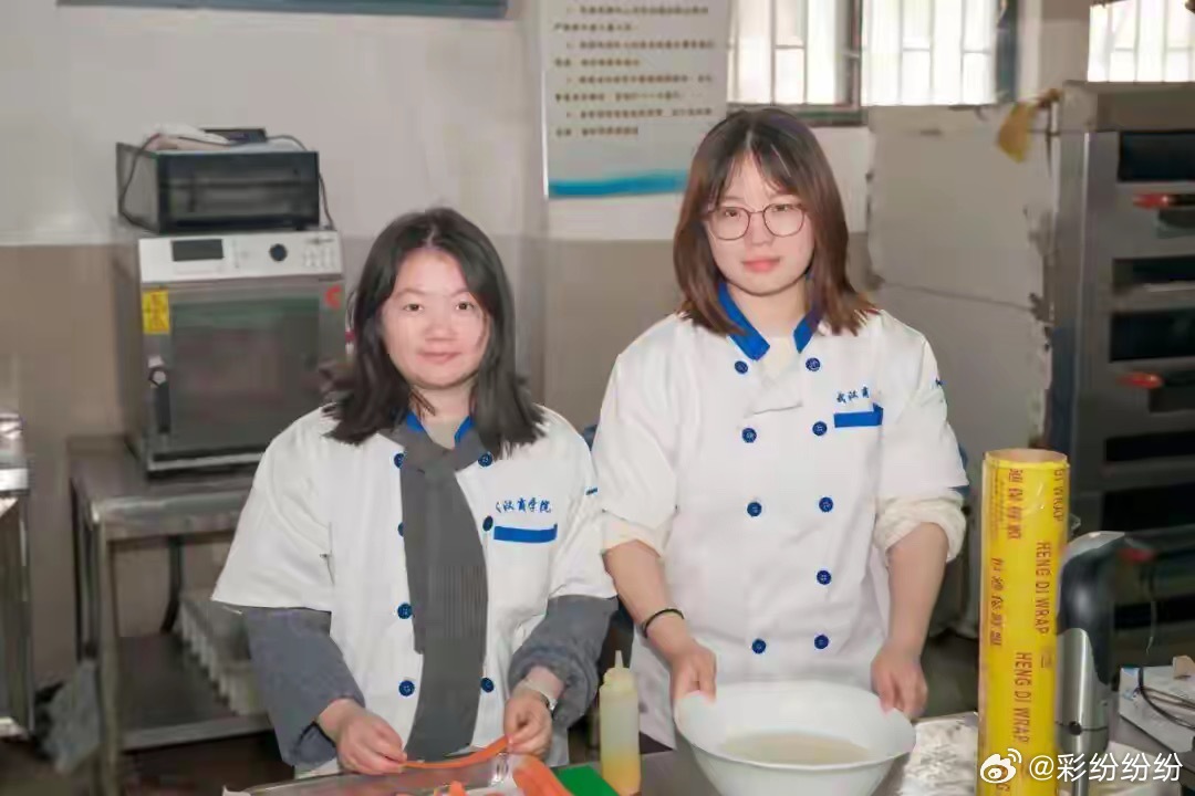 《红楼梦》里薛宝钗一直吃一个冷香丸。冷香丸的方子极其珍贵，对节气、物料的要求近