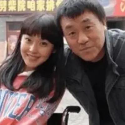 1997年，何冰遇到了多年未见的女同学李海洋，女同学说："我都29了，嫁不出去了