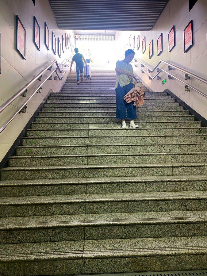 很多人去武汉坐地铁，都碰到过长台阶没电梯的糟心事。有的出入口一眼望不到头的楼梯