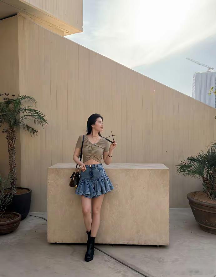 刘亦菲晒出在阿联酋阿布扎比的游客照，她素颜出镜与猫头鹰合影。当天她身穿露肚脐上衣