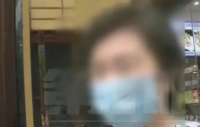 重庆男子去KTV和客户喝酒，三小时居然花了12万！他赶紧打电话给老婆来救场，不料