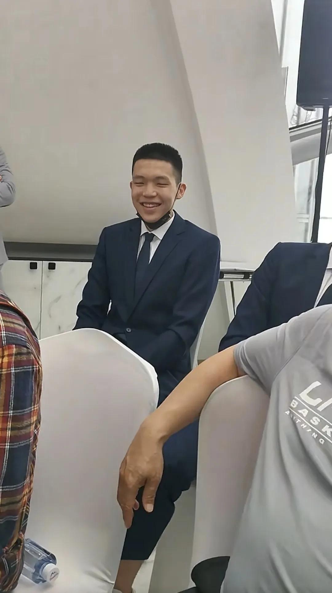 之前担心小杨没有球队选，现在不知道去哪个球队好，真是幸福的烦恼！在没参加联合试