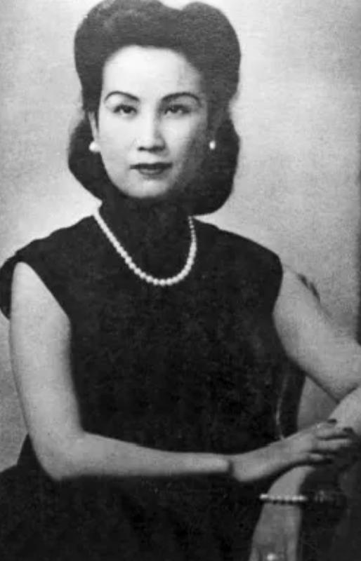 1935年，孙中山之子孙科，对离异的蓝妮见色起意，后来他向蓝妮求婚，可带着三个孩