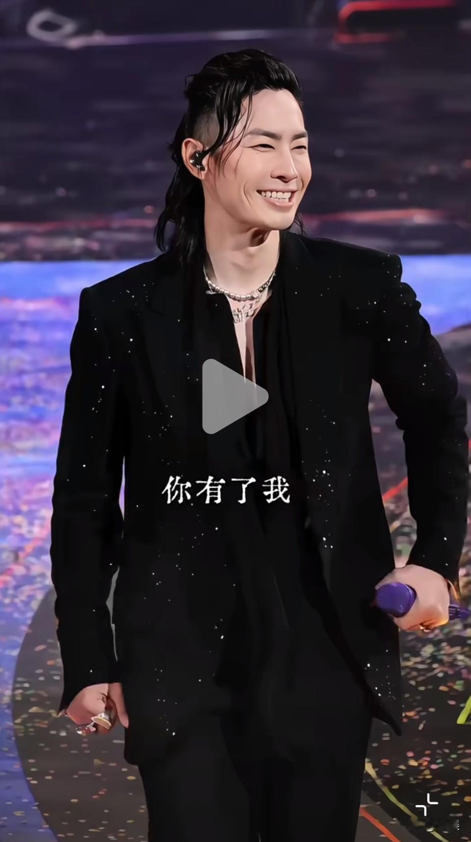 以前我说吴建豪最帅，同学们都说必须是仔仔最帅！现在他们都说还是吴建豪帅[笑着哭]