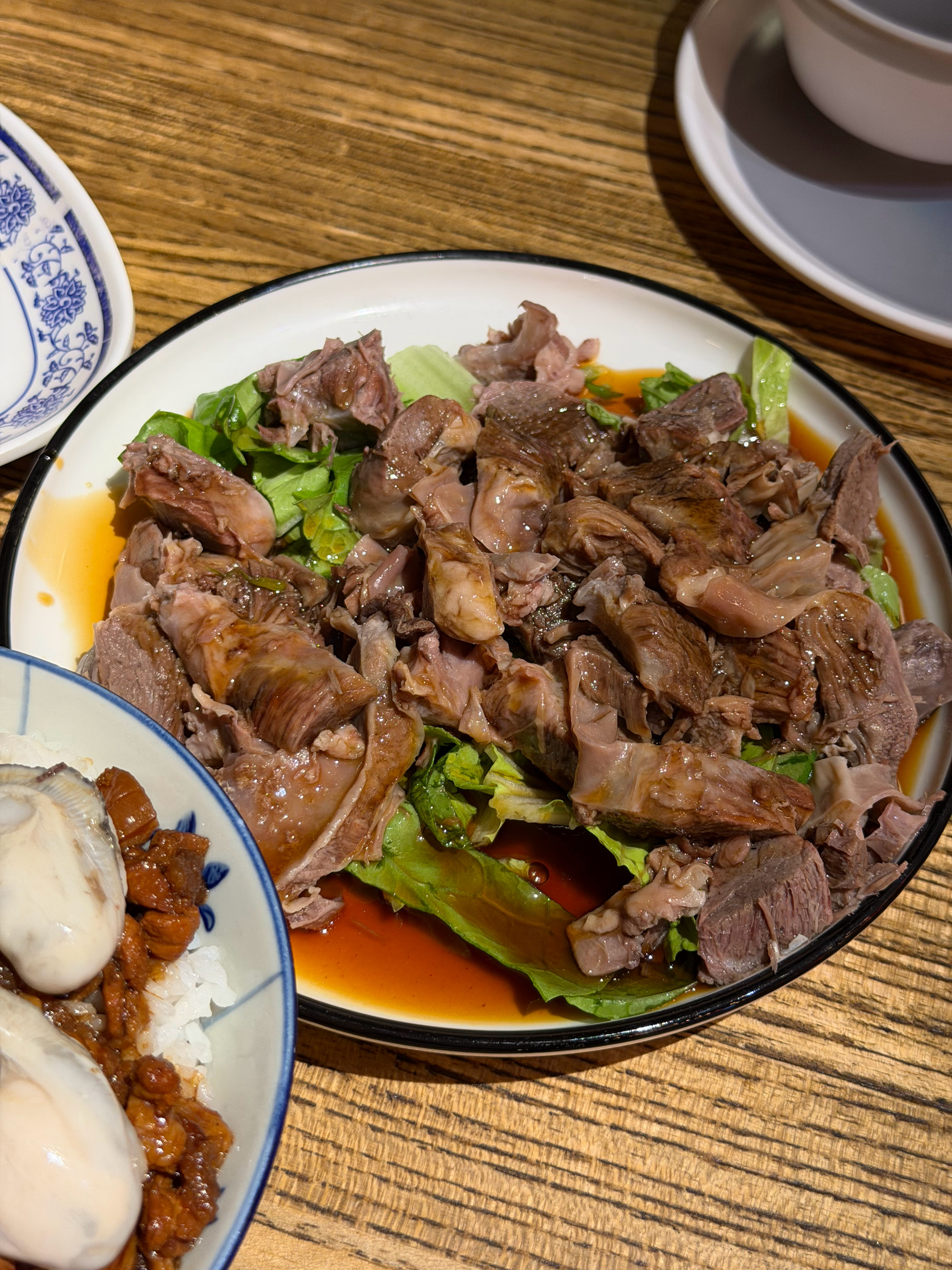 陪董事长做头发，中午的简餐味道还可以，卤肉饭可以评到“夯”黑卡会员每天还有两杯免